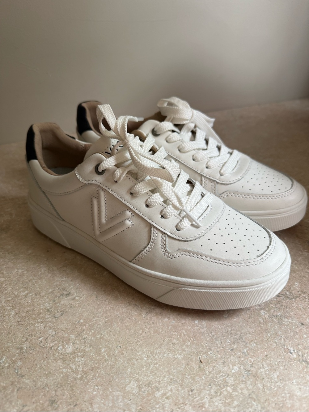 Vionic Kimmie Court White Sneakers size 7.5
